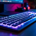 découvrez le confort du clavier rétroéclairé, idéal pour travailler efficacement sur votre ordinateur même dans l'obscurité.